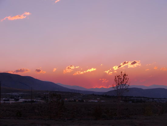 Keine Übernachtungsmöglichkeit gefunden und dann am Ortsausgang von Reno einen Walmart entdeckt. Ob das Übernachten erlaubt war wissen wir nicht. Jedenfalls bescherte uns der Ü-Platz einen traumhaften Blick auf den Sonnenuntergang!!!