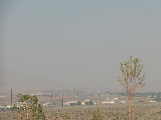 Der gleiche Blick an anderen Morgen!
Inzwischen hat der Wind entweder aufgefrischt oder die Richtung geändert - jedenfalls lag wieder der Rauch des Waldbrandes über der ganzen Gegend.
Wir gingen im Walmart einkaufen - der hatte übrigens absolut billige Preise und 24 Std. offen!
Bacardi kostete hier nur 10,61 $. Das ist ja billiger als in Deutschland!
Wir fuhren später weiter in Richtung Lassen Volcanic NP.
Fortsetzung  folgt!