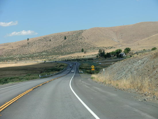 Wir fuhren dann Richtung Lassen Volcanic NP und kamen kurz vor Chester an einer Rest Area vorbei. Dort war 8 Std. parken erlaubt. Wer kontrolliert das eigentlich?
Gregor nimmt nur alles sehr genau - und so stellten wir uns einige km weiter erst einmal in einen Wald und ich duschte dort und wusch mir die Haare in der Gewissheit auf unserem Übernachtungsplatz der Rest-Area wieder Wasser holen zu können. Wir müssen ja immer noch mit Kanistern arbeiten da die Wasserleitung von Gregor nicht dicht zu bekommen war.
Wir fuhren dann abends zur Rest Area und standen die ganze Nacht alleine dort. Am Morgen kamen auch nur zwei Autos und parkten und die Fahrer gingen auf die Toilette.
