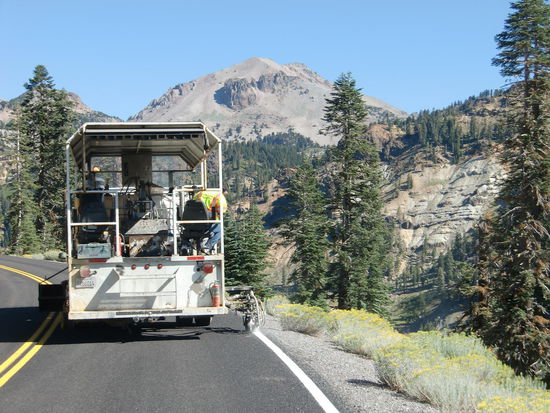 Die Strasse war nagelneu asphaltiert! Hier wird als letzter Arbeitsgang der Begrenzungsstreifen zur Talseite hin 'gemalt'. 
Die Arbeiter kannten uns dann schon,  da wir sie dreimal überholen mußten da wir ja immer anhielten um etwas zu besichtigen.