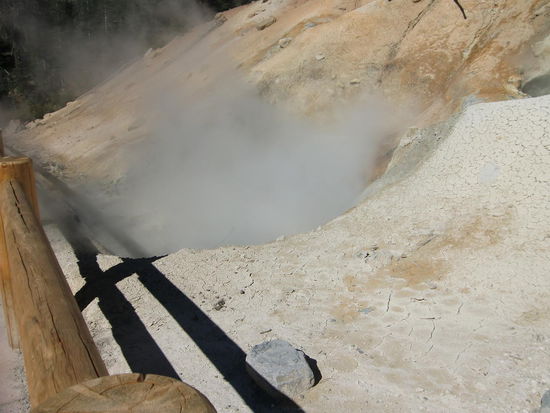 Heißer Dampf und blubberndes Wasser kam aus dem schlammig aussehenden Loch in der Erde.