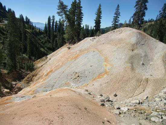 Auch aus diesen Löchern im Berg kam heißer Dampf - mal weniger, mal mehr!