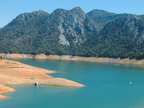 Der Shasta Lake hat z.Zt. wenig Wasser. Normaler Wasserstand ist bis an den Waldrand und der See soll ein El Dorado für Hausbootferien sein!
Er erinnerte mich mit seiner schönen Farbe an den Kluane Lake der mir auch so gut gefiel.
