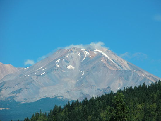 Erster Blick auf den Mount Shasta, einem ganz alleine in der Landschaft stehenden Vulkan! Grandios!
Gehört jetzt auch zu einem meiner Lieblingsberge!!!