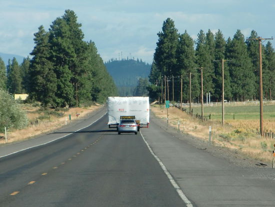 Solch ein Transport mit Überbreite 'overload' hat uns tatsächlich mit ca. 11o km/h überholt obwohl nur 90 km/h Höchstgeschwindigkeit erlaubt war!
Es gibt hier echt Schilder am Strassenrand die zu langsame Fahrzeuge (die unter der erlaubten Höchstgeschwindigkeit fahren) auffordern auf dem Seitenstreifen zu fahren um die nachfolgenden Autos vorbei zu lassen!