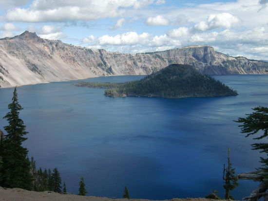 Der Crater Lake war einfach superschön. Wir wollten nicht den ganzen See umrunden und haben nur den West Rim befahren da diese westliche Strecke fast immer mit Blick auf den See verbunden ist.