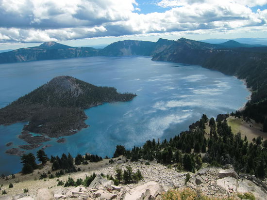 Am Watchman Overlook sind wir die knapp 200 HM zum Watchman Point in 20. Min rauf gelaufen. Ich bin nichts mehr gewöhnt; habe geschnauft wie eine Dampflokomotive!
Wir sind inzwischen ja nichts weiter als 'Sesselpupser' geworden!
Aber der Blick von hier oben war ganz hervorragend!
Eigentlich ist der Punkt von hier oben als Brandwachtturm, bzw. Hütte gedacht.