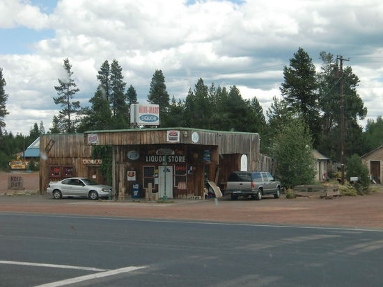 Kaum sind wir an der Strassenkreuzung angelangt entdeckten wir gleich das wichtigste Geschäft um ein Verdursten der Fahrer und Beifahrer zu verhindern!