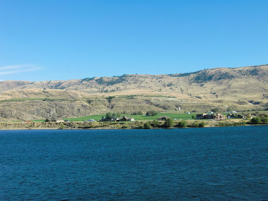 Columbia River - an seinem Ufer dank Bewässerung schönes Grün und recht stattliche Häuser!