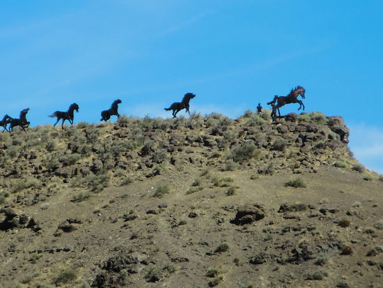 So soll es wohl früher einmal gewesen sein!?
Heute stehen dort die Pferde aus Metall auf dem Bergrücken!