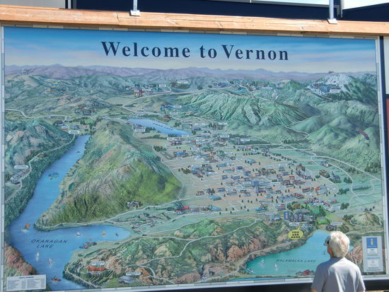 Erst einmal nachsehen wo Karl wohnt!
War kein Problem mit diesem großen Stadtplan am Visitor Center von Vernon!
Die Stadt selbst war nicht gerade schön, aber die Infrastruktur stimmte - bis hin zum Senioren-/Pflegeheim!
Aber die Stadt wirkte für uns völlig normal - also so wie eine Stadt in Europa.