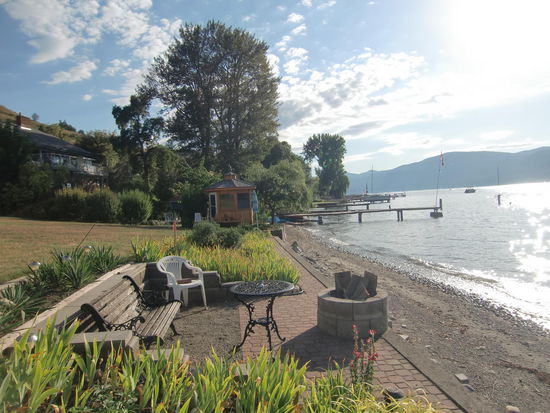 Leider haben wir nicht gegrillt, aber ich hatte Urlaub vom Kochen, Abspülen und Putzen!
Wir gingen zweimal in ein Pub essen und einmal zum Mexikaner.
Daß man im Spielkasino essen kann kam uns nicht in den Sinn. Aber am Sonntag gab es dort in Vernon ein Buffet 'all you can eat' mit Roastbeef, Kartoffelpürree, Salat und Gemüse; danach div. Desserts. Ganz toll geschmeckt und auch noch für ca. 13 $ echt preiswert.
Nur die kleine 0,33 l Flasche Bier '1516' kostete ca. 5 Euro in den Lokalen. Da wird das Besaufen teuer!