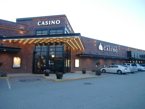 Gregor bekam von Bodo eine Spieleinweisung und hat gleich 10 $ gewonnen. Das konnte 'Der Spieler' Bodo nicht auf sich sitzen lassen und ging nochmal 'zocken'. Die 35 $ Gewinn konnte er gut gebrauchen da er an diesem Abend die Essen bezahlten wollte -oder mußte?-!