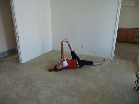 Wir hatten eine riesengroße leere Wohnung für uns. Wir holten nur unsere Matratze mit Auflage aus dem Auto und schliefen auf dem Boden.
Auf dem Boden konnte ich dann auch endlich 3 Tage lang meine Gymnastikübungen machen!
Liebe Grüße Bettina!  Meine tolle Gymnastiktrainerin!!!!