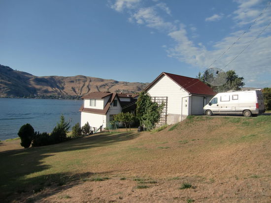 Unserem Auto ist kein Schatten vergönnt!  Das Thermometer im Auto schafft es ja nur bis 40 Grad!!! Karls Haus ist wirklich sehr groß und auf 3 Ebenen gebaut. Aber auch in der hier üblichen Bauweise mit den USB- oder Spanplatten. Die Außenfassade besteht auch aus Kunststoff-Paneelen. Die Holzhäuser sind auch sehr hellhörig und die Holzböden knarren wie zu Opas- und Omas Zeiten!