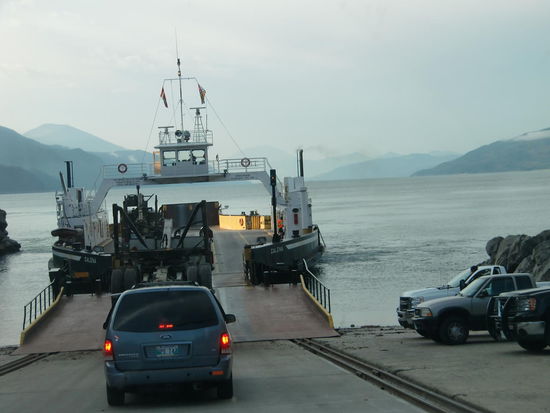 Abfahrt der Fähre in Shelter Bay
Leider konnten wir während der Überfahrt nicht viel sehen da uns die Trucks voll zuparkten und somit die Sicht nahmen!