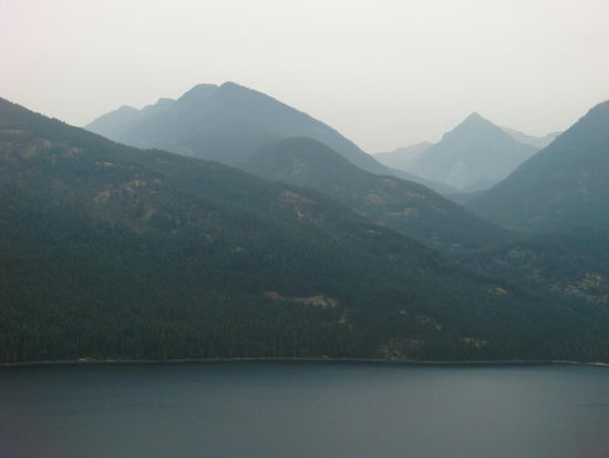 Nicht ganz so klar - aber trotzdem hatten wir einen schönen Blick auf die Berge!
Von der km-langen Strasse durch den Wald habe ich mal kein Foto gemacht!