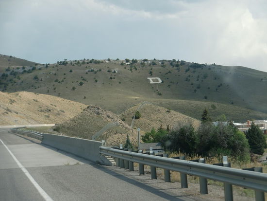 Unterwegs!
Die kahlen Hügel verzierte man oft hier in der Gegend mit dem Anfangsbuchstaben des Ortes, hier 'Drummond'.