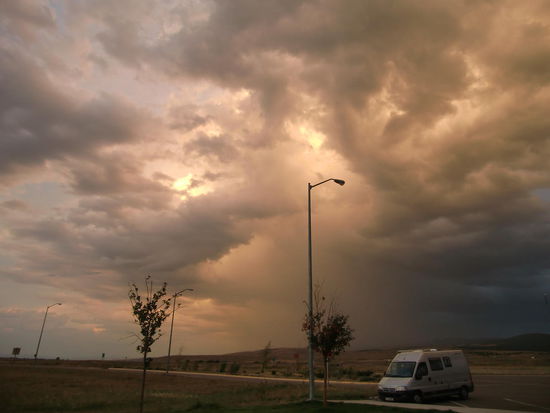 Die Gewitterfront erreichte uns zum Glück nicht auf der Rest Area!
20 Uhr und es wird schon dunkel. Jetzt mußten wir in Montana die Uhr wieder eine Stunde vor stellen. 21 Uhr und es wird dunkel ist schon angenehmer.
Ich habe beschlossen meine Uhr um 2 Std. vor zu stellen. Gregor meint das klappt nicht - aber mal sehen - dann gehe ich bereits um 23 Uhr ins Bett und in Wirklichkeit ist es erst 21 Uhr! Dann kann ich morgens auch früher aufstehen! Irgendwann müssen wir die Uhr ja wieder eine Stunde vor stellen!