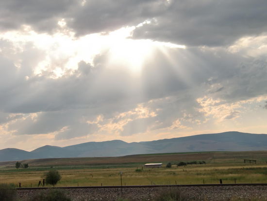 Das Regenwetter soll noch bis Sonntag anhalten, aber bescherte auch schöne Licht- und Wolkenformationen. 
Da wir die nächsten 2 Tage noch eine Anfahrtstrecke von 2 Tagen haben finden wir es besser, wenn schon Regen, dann jetzt!