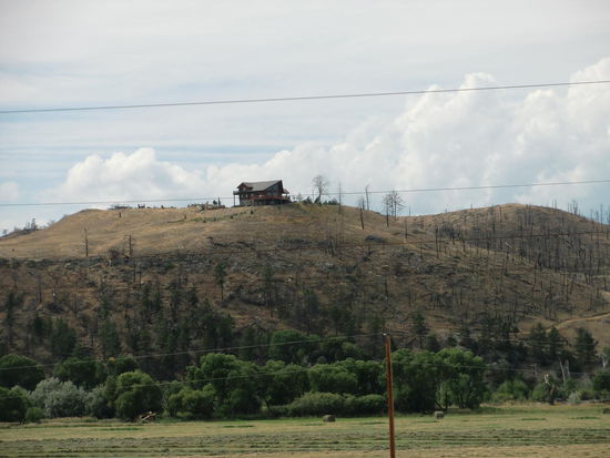 Dieser Bewohner hat wirklich viel Glück gehabt und sein Haus vor dem Waldbrand retten können