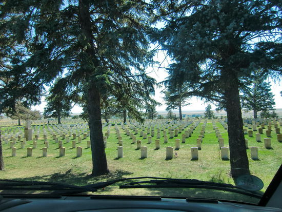 Unser Parkplatz schön im Schatten der Bäume vor einem Gräberfeld - wir fanden nicht heraus wer hier begraben wurde. Es interessierte uns auch nicht so sehr da es mit Little Bighorn nicht direkt zu tun hatte.