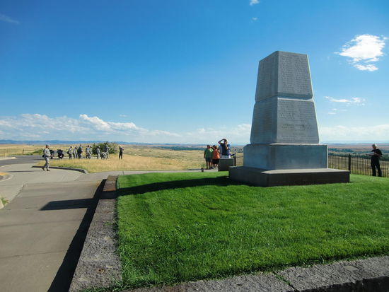 Das Monument mit den Namen der gefallenen Soldaten. Hier auf dem Last Strand Hill verschanzte sich Custer mit über 40 Soldaten. Sie töteten ihre Pferde um Deckung zu haben was letztendlich natürlich nutzlos war. 
1500-2000 Krieger gegen ca. 600 Soldaten - es wurden über 250 Soldaten um Custer und er selbst getötet in nicht einmal einer Stunde Kampf. Die anderen Soldaten blieben am Leben - warum muß ich später mal nachlesen.