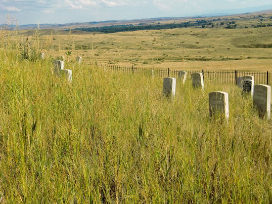 Die Grabsteine wurde dort aufgestellt wo man die Toten gefunden hat. Ixh bezweifle aber sehr daß man sich damals die Stellen und die Namen der Toten so genau gemerkt hat.
Hier sind am Last Stand Hill die über 40 Soldaten gefallen und in der Mitte mit dem schwarz abgesetzten Feld ist Custer vermerkt.