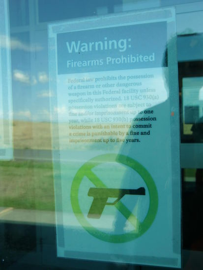 An der Tür des Visitor Centers
Wir sind ja seit Montana im 'Cowboyland'! Auffällig die vielen Jeans und die Cowboyhüte!