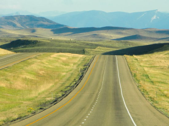 Fahrt vom Little Bighorn nach Sheridan (Wyoming).
Die untergehende Sonne zauberte eine traumhafte Landschaft mit bizarrem Farbenspiel. Es war unbeschreiblich schön. Ich hätte ewig so weiterfahren können um diese Landschaft 'aufzusaugen'!
Wyoming!  Cat Ballou - Hängen sollst Du in Wyoming!
Warum?
Wahrscheinlich wollte er verbotenerweise auf der Rest Area von Sheridan übernachten?
Wir wollten das Verbot nicht missachten - wer weiß was heutzutage so in Wyoming passiert - und haben den Walmart-Parkplatz vorgezogen. Und gleich aus Dankbarkeit für den schönen Übernachtungsplatz gut eingekauft. Nur Alkohol gibt es in Wyoming nur im Liqueur Store. Schließlich muß ich es ja mit meinem Einschlafbier versuchen - Dose für 69 Eurocent. 
Zum Glück - denn abends gab es ein heftiges Gewitter und unser Auto wurde hin und her geschaukelt.Unheimlich war der Stromausfall der die helle  Stadt total im Dunkeln ließ - wenn auch immer nur für kurze Zeit.