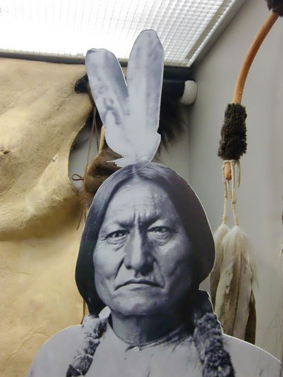 Zum Schluß: Sitting Bull!
Er besiegte zwar General Custer; mußte dann aber mit einem Teil seines Stammes nach Kanada fliehen um später in die USA zurückzukehren um in ein Reservat gezwungen zu werden. Er wurde später ermordet.