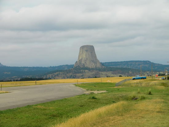 Der 1. Blick auf den Devils Tower entlockte mir kein 'wow'! Auf den Fotos sieht es eindrucksvoller aus.
Das sollte sich aber am nächsten Tag ändern! Da kam dann das 'Wow'! Denn je näher man an diesem Turm dran ist desto imposanter sieht er aus!!!