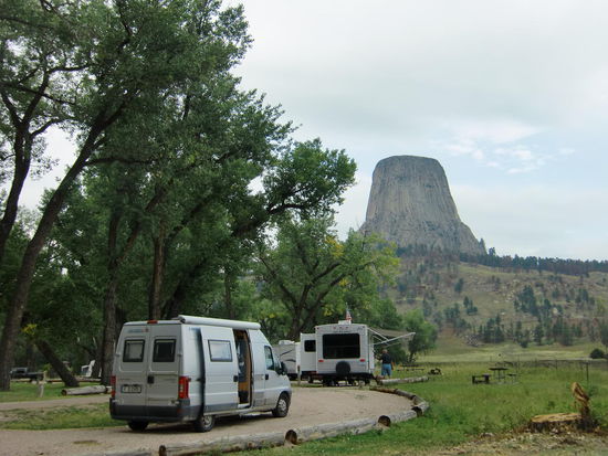 Superplatz auf dem Campground mit Blick auf den Devils Tower.
Und das für nicht einmal 9,50 Euro pro Nacht inkl. Wasserspül-Toilette und Trinkwasser!!!
Leider fing es abends an zu regnen und so hatte ich diesmal keinen Sonnenuntergang-Blick auf den Tower!
Wir verbrachten den Nachmittag auf dem Platz mit Putzen, Kuchen backen, Duschen, Haare waschen und Unterwäsche auswaschen.