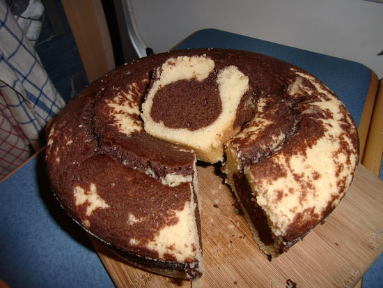 Die Omnia-Backform muß ich wirklich anpreisen!
Gut angelegte ca. 40 Euro!
Der Marmorkuchen braucht nur etwas mehr als 1 Stunde auf kleinster Gasflamme und gelingt vorzüglich wie man sieht!!!