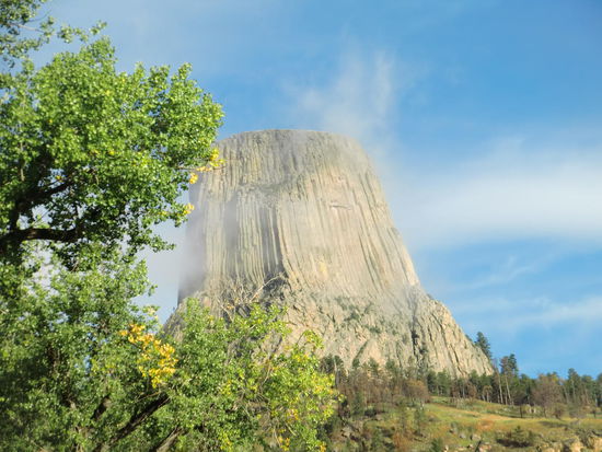 Der nächste Morgen ließ den Devils Tower bei Sonne fast weiß aussehen.
Wir vertrödelten ein wenig die Zeit morgens und setzten uns mit der Kaffeetasse in die Sonne um den Anblick des Devil Towers in uns aufzunehmen.