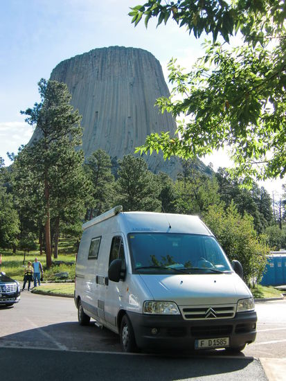 Wir parkten am Visitor Center am Devils Tower um die kurze Rundwanderung am Fuß des Berges entlang zu machen.
So nah am Devils Tower war die Struktur  des Basaltfelsens schon sehr beeindruckend