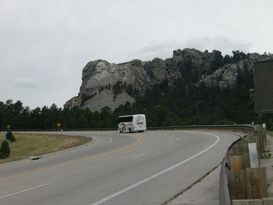 Wir sahen Mount Rushmore schon von der Strasse aus und sparten uns die 11 $  Parkgebühr.
Die 4 Präsidenten von Amerika Washington, Jefferson, Lincoln und Roosevelt in Stein gehauen!