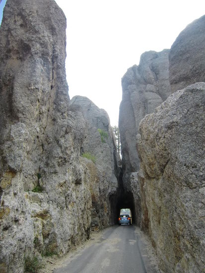 Für große Wohnmobile ist hier Schluß!
Wieder einmal waren wir froh nur unseren kleinen 'Humbi' zu haben!
Schmalster Tunnel durch die Felsen war 3,26 m hoch und 2,92 m breit!
Gregor war sich unsicher ob die angegeben Maße stimmen da es wirklich sehr eng war (hier fährt gerade ein PKW durch).
Tja - die Maße werden wohl stimmen! Wenn wir hängen bleiben ist der Fahrer dran schuld, oder!?