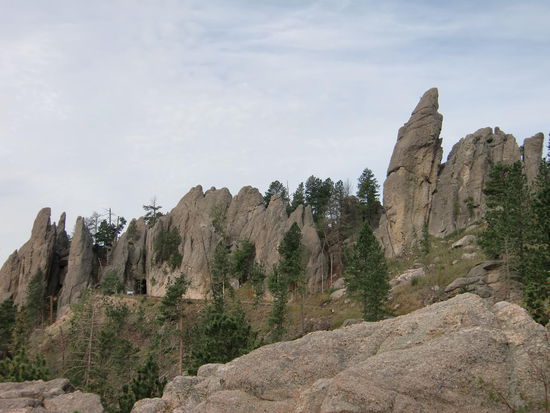Ganz links ist der Tunneldurchbruch im Felsen zu sehen von der anderen Seite des Berges aus gesehen!