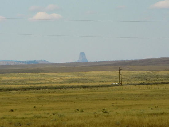 Auf der Rückfahrt nach Sheridan grüßte uns zum letzten Mal der Devil Tower aus weiter Ferne( ca. 50 km)!