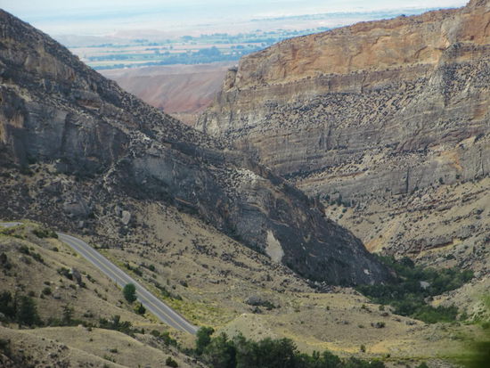 Der atemberaubende Canyon durch den die Strasse dann unten ganz eng hindurch führte.