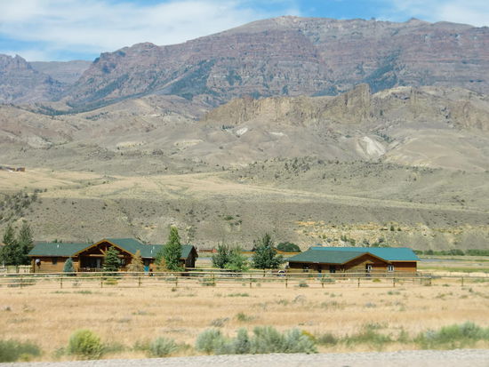 Viele Ranchs sind aus Holz gebaut und haben grüne Dächer.
Und alle Anwesen sind tipp-topp gepflegt!!! Da steht oder liegt nichts rum und der Rasen ist akkurat gemäht und man gibt sich auch Mühe und dekoriert sein Zuhause!