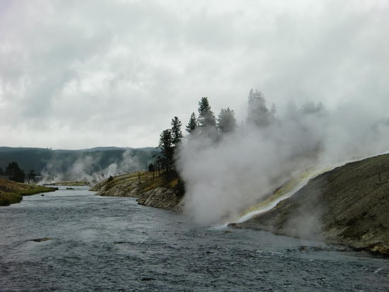 Hier ergoss sich dass heiße Wasser in einen normalen Fluss.
Da waren auch Angler. Die hofften wohl gleich gekochte Fische angeln zu können!?