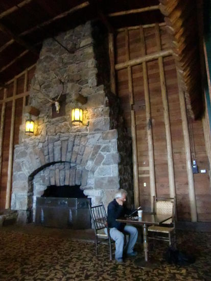 Ein Kaffee im Olf Faithful Inn: Irre schöne Einrichtung!