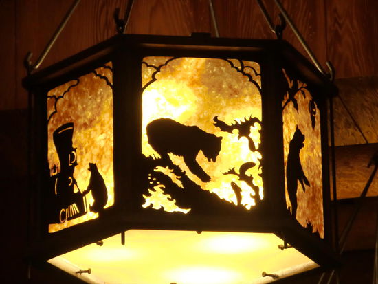 Wunderschöne Lampen im Old Faithful Inn!
' Wenn ich einmal reich wär'!!!!
Dann könnte ich mir ein Zimmer hier auch leisten. Die Nacht kostet bis ca. 400 Euro!