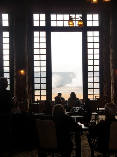 Die Gäste können vom Hotel aus direkt den Ausbruch des Old Faithful beobachten!