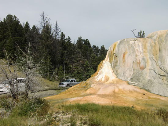 Auf einer Einbahnstrasse ging es durch Kalksinter-Gebilde
Der Kerl hier sonderte nur leichten Rauch ab hatte aber eine wunderschöne Farbkombination