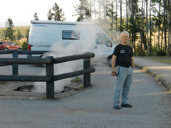Auf dem Parkplatz hat sich ein Loch aufgetan und heißer Rauch steigt empor!