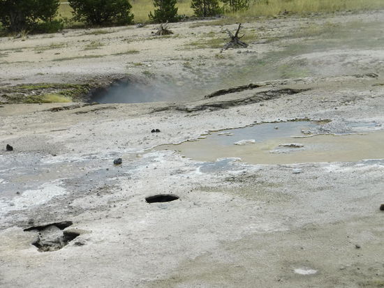 Der feste Boden ist hier wirklich sehr dünn! Knapp unter der Oberfläche brodelt es schon!