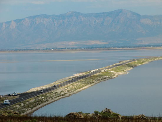 Auf einem 11 km langen Damm ging es zur Insel